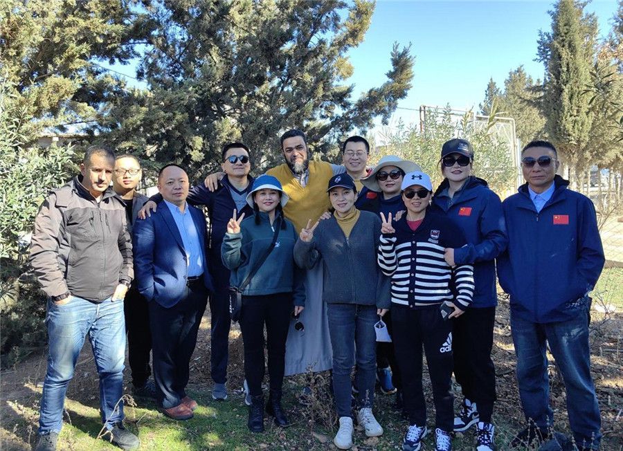 中國醫(yī)生們與穆罕默德一家人合影留念。中國第28批援阿爾及利亞醫(yī)療隊(duì)塞地夫分隊(duì)供圖