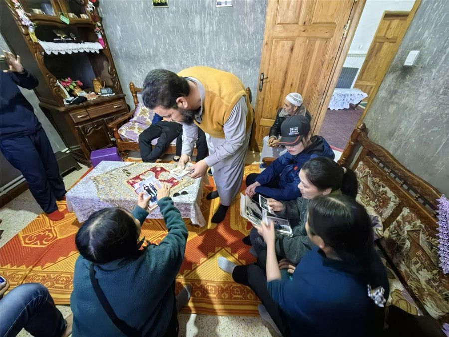 穆罕默德醫(yī)生講述與中國醫(yī)生結(jié)緣的老照片。中國第28批援阿爾及利亞醫(yī)療隊(duì)塞地夫分隊(duì)供圖