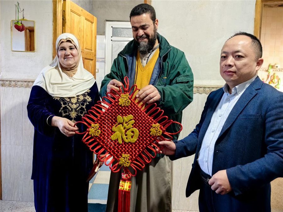 中國醫(yī)生向穆罕默德贈(zèng)送中國新春福字。中國第28批援阿爾及利亞醫(yī)療隊(duì)塞地夫分隊(duì)供圖