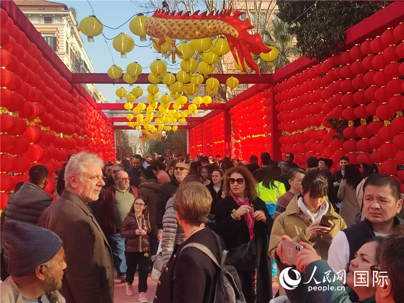 游園會入口處張燈結(jié)彩，人流如織。人民網(wǎng)記者鄭彬攝