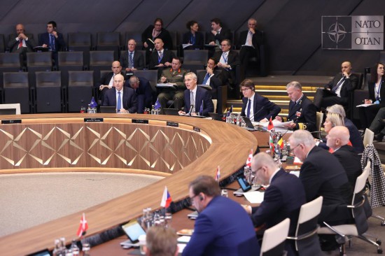 這是2月15日在比利時布魯塞爾拍攝的北約防長會現(xiàn)場。為期一天的北約成員國國防部長會議15日在比利時首都布魯塞爾結束。會議就加強北約的威懾和防御以及對烏克蘭的支持等問題展開討論。新華社記者趙丁喆攝