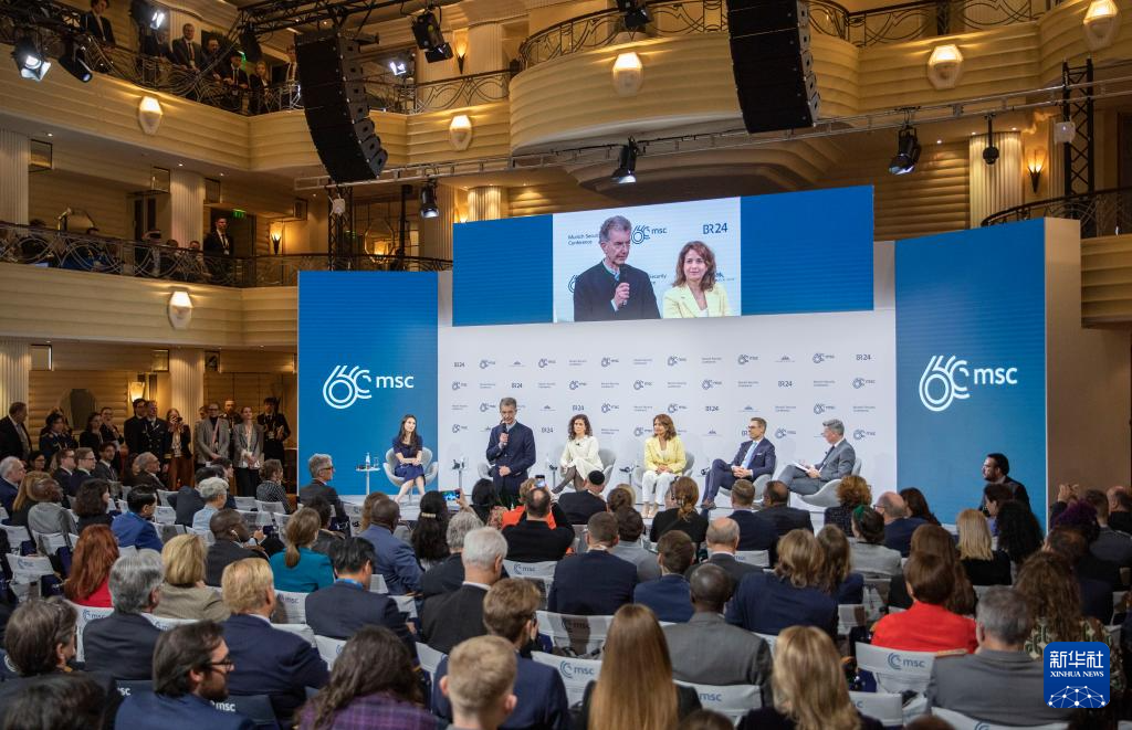 2月18日，慕安會(huì)主席克里斯托夫·霍伊斯根（中左二）在德國(guó)慕尼黑舉行的第60屆慕尼黑安全會(huì)議上發(fā)表閉幕致辭。新華社記者 張帆 攝