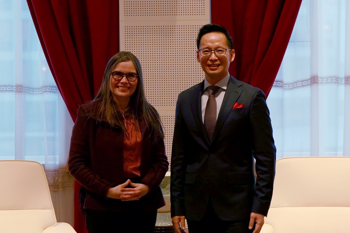 冰島總理雅各布斯多蒂爾（右一）與中國駐冰島大使何儒龍合影。中國駐冰島大使館供圖