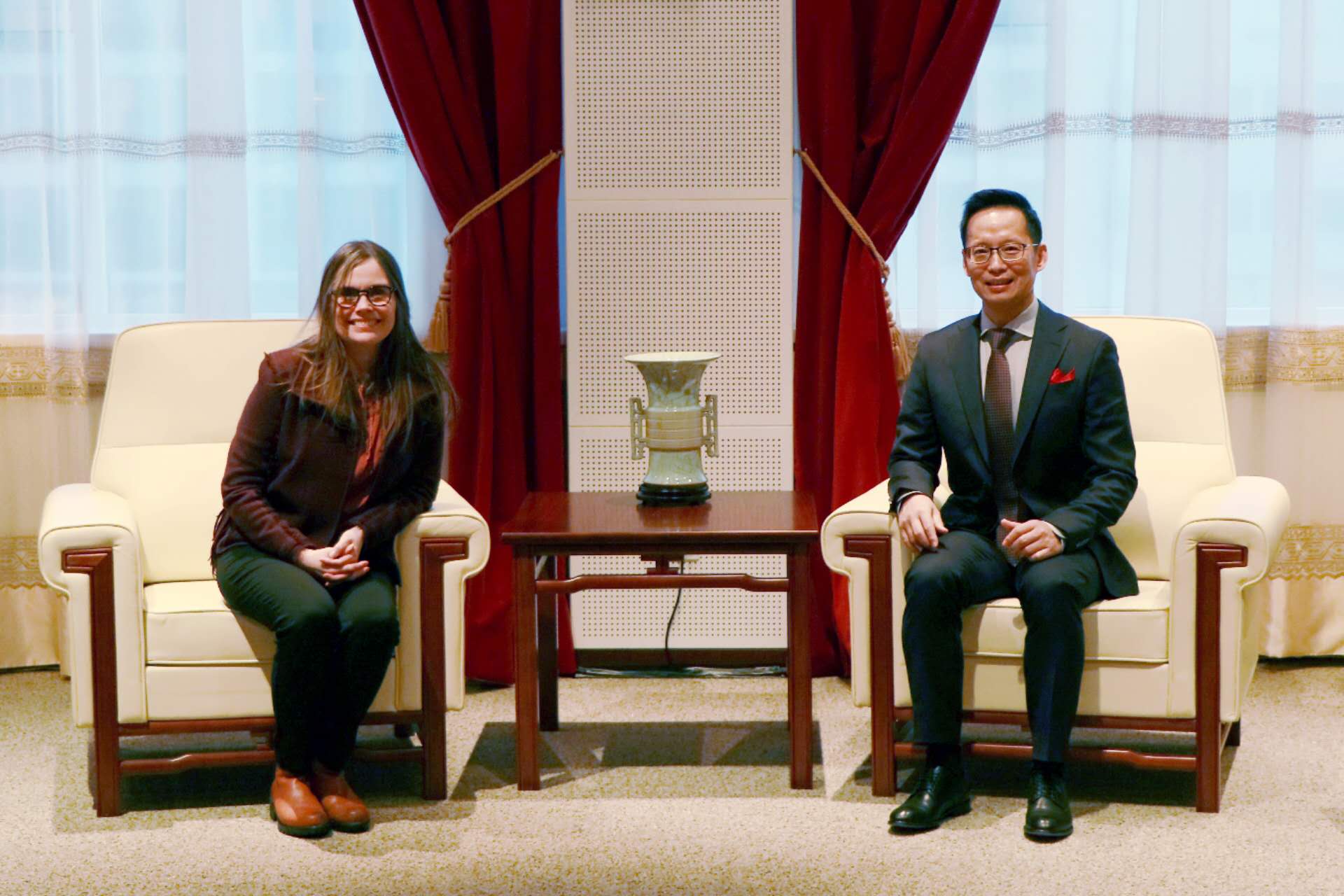 冰島總理雅各布斯多蒂爾（右一）與中國駐冰島大使何儒龍合影。中國駐冰島大使館供圖