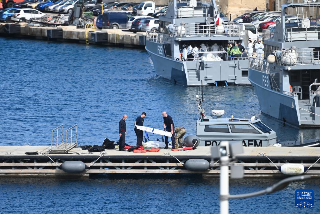 2月23日，在馬耳他皮耶塔，工作人員準(zhǔn)備搬運(yùn)一具非法移民遇難者遺體。新華社發(fā)（喬納森·博格攝）