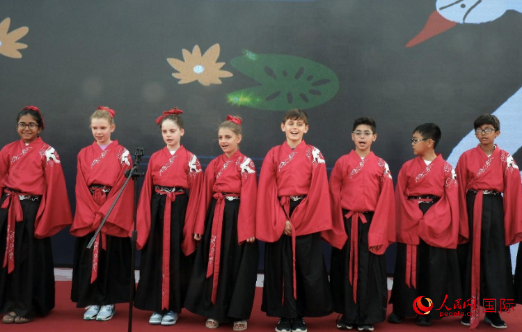 來(lái)自世界各地的小朋友一同誦讀中國(guó)古詩(shī)。人民網(wǎng) 滕婧含攝