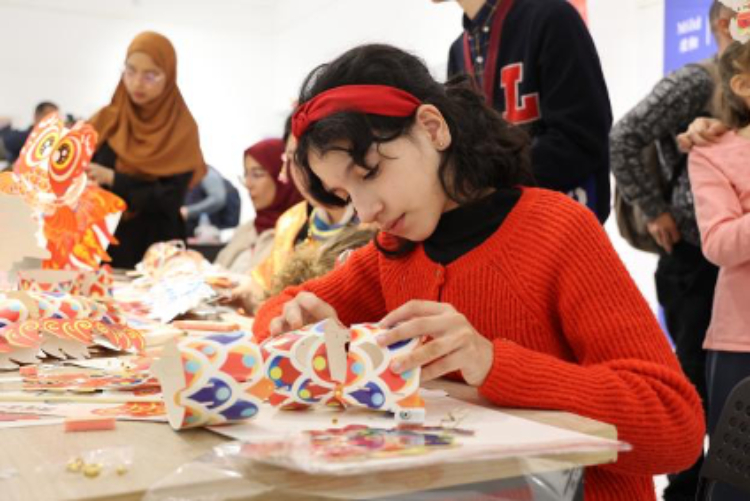 參與者在制作元宵彩燈。拉巴特中國文化中心供圖