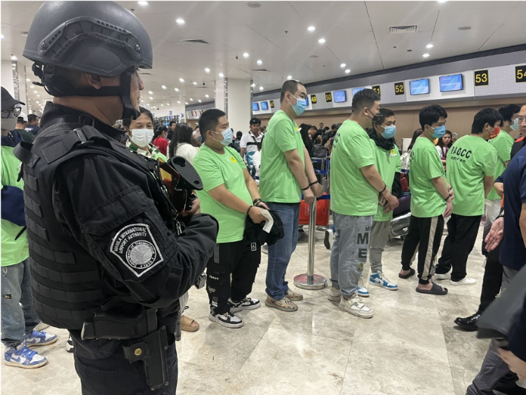 中國(guó)和菲律賓兩國(guó)執(zhí)法部門合作遣返在菲從事離岸博彩的中國(guó)公民。駐菲律賓使館供圖