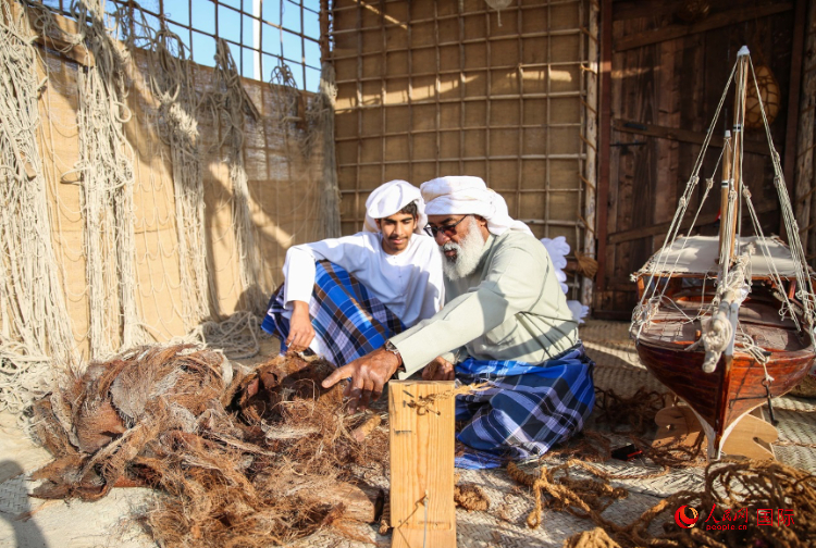 手工藝者展示如何用棕櫚葉制作繩子。人民網(wǎng) 塔里克·易卜拉欣攝