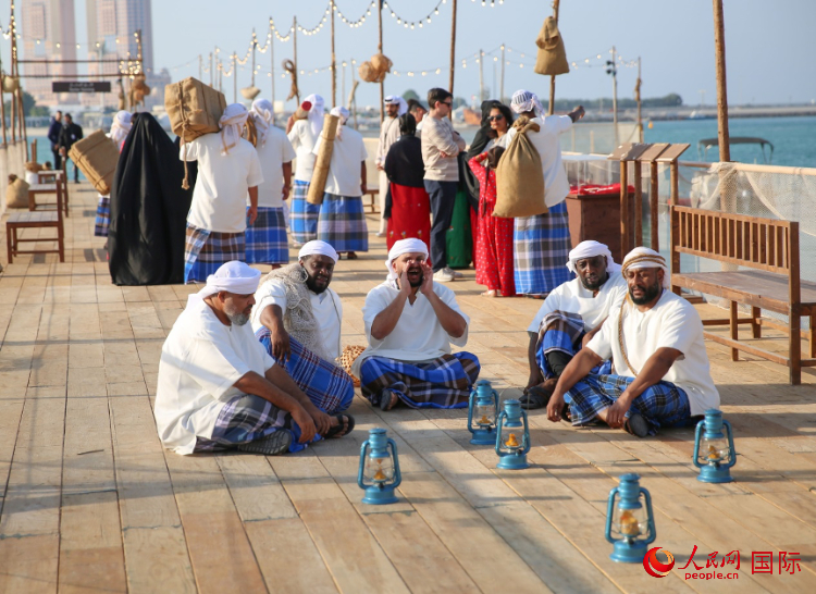 演藝人員展示售賣產(chǎn)品的場(chǎng)景。人民網(wǎng) 塔里克·易卜拉欣攝