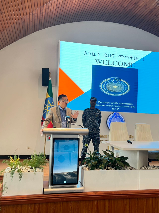 圖為駐埃塞使館首席館員申欽民公參致辭。亞的斯亞貝巴大學(xué)孔子學(xué)院供圖