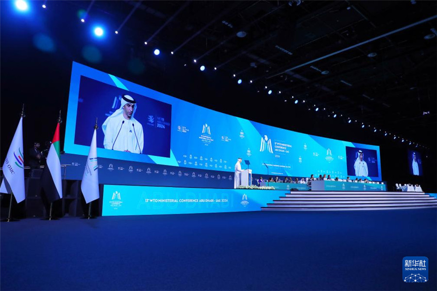 2月26日，在阿聯(lián)酋首都阿布扎比，阿聯(lián)酋外貿(mào)國務部長、世貿(mào)組織第13屆部長級會議主席薩尼·澤尤迪在世界貿(mào)易組織第13屆部長級會議開幕式上致辭。新華社發(fā)（世界貿(mào)易組織供圖）