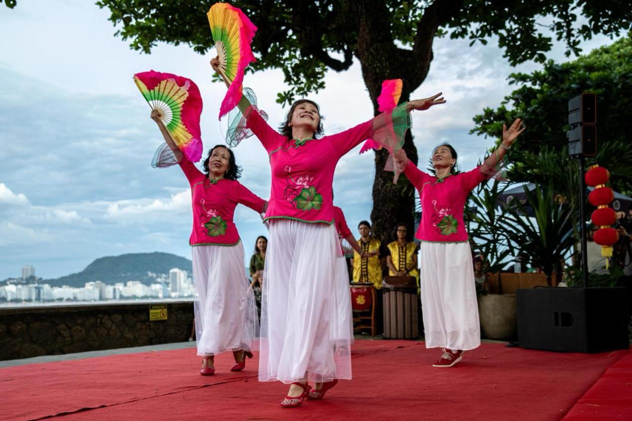 當(dāng)?shù)貢r(shí)間2月24日晚，2024年元宵節(jié)慶祝活動(dòng)在巴西里約熱內(nèi)盧市科帕卡巴納要塞舉辦。巴西山河文化促進(jìn)中心供圖