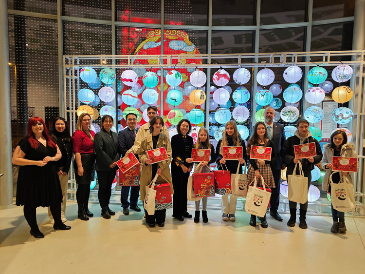 獲獎(jiǎng)學(xué)生合影。翟朝暉攝