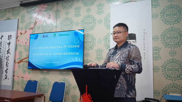 海信印尼公司總經(jīng)理李現(xiàn)委致辭。阿拉扎大學(xué)孔子學(xué)院供圖