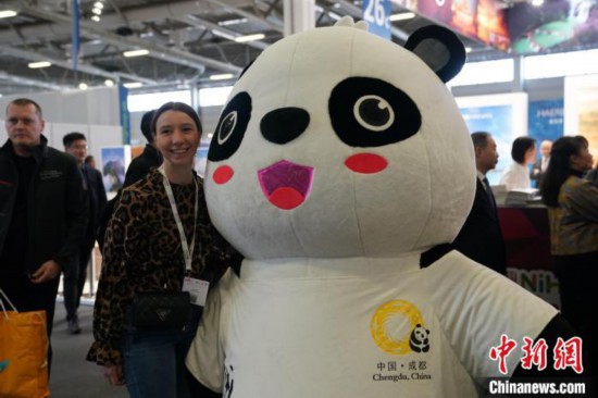 3月5日，2024年柏林國(guó)際旅游交易會(huì)(ITB)在柏林會(huì)展中心拉開(kāi)帷幕。以“你好！中國(guó)”為主題的中國(guó)展區(qū)當(dāng)日亮相展會(huì)。圖為觀眾與大熊貓人偶合影。中新社記者 馬秀秀 攝