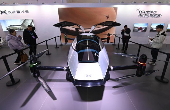 2023年12月1日，在鏈博會智能汽車鏈展區(qū)小鵬汽車展臺，參觀者觀看一臺智能飛行器。新華社記者蔡湘鑫攝