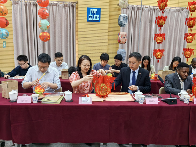 燈籠文化交流活動現(xiàn)場。中建國際中西非公司供圖