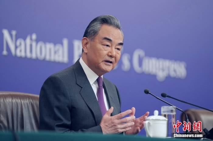 3月7日，十四屆全國人大二次會議在北京舉行記者會，中共中央政治局委員、外交部長王毅就中國外交政策和對外關(guān)系相關(guān)問題回答中外記者提問。<a target='_blank' href='/'><p  align=