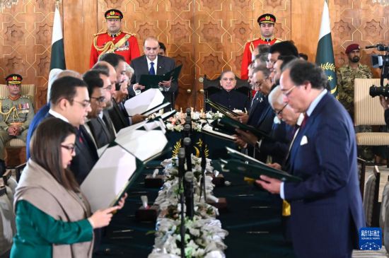   這是3月11日在巴基斯坦首都伊斯蘭堡總統(tǒng)府拍攝的內(nèi)閣宣誓就職儀式。巴基斯坦新內(nèi)閣的19名成員11日在巴總統(tǒng)扎爾達(dá)里和總理夏巴茲見證下，在首都伊斯蘭堡總統(tǒng)府宣誓就職。新華社發(fā)（巴基斯坦新聞與廣播部下轄媒體信息部門供圖）