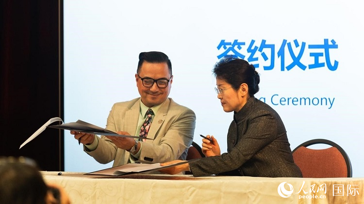 山東省圖書館與舊金山公共圖書館簽署合作協(xié)議。