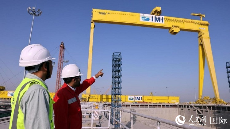 工作人員查看龍門(mén)吊情況。人民網(wǎng)記者管克江攝