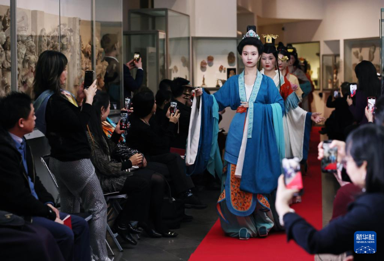 3月13日，在位于法國(guó)巴黎的吉美國(guó)立亞洲藝術(shù)博物館，模特展示敦煌復(fù)原服飾。新華社記者 高靜 攝