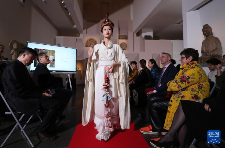 3月13日，在位于法國(guó)巴黎的吉美國(guó)立亞洲藝術(shù)博物館，模特展示敦煌復(fù)原服飾。新華社記者 高靜 攝