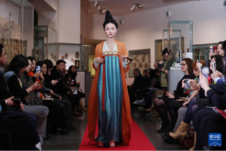 3月13日，在位于法國(guó)巴黎的吉美國(guó)立亞洲藝術(shù)博物館，模特展示敦煌復(fù)原服飾。新華社記者 高靜 攝