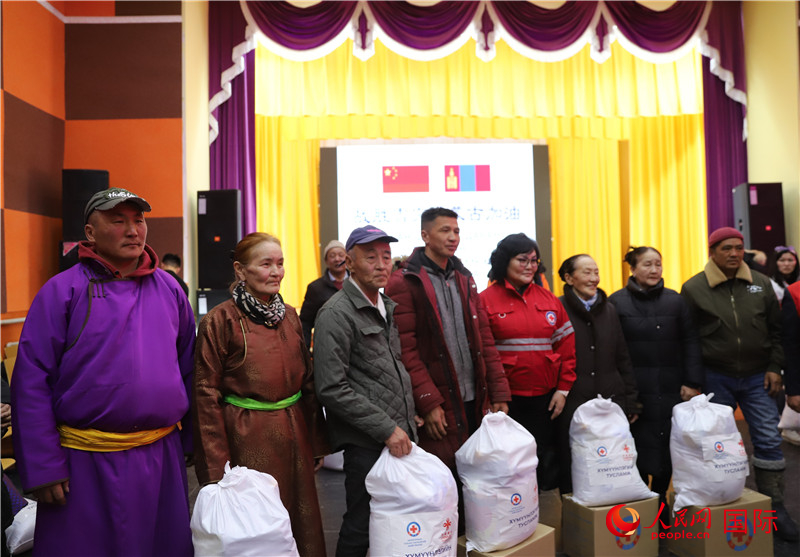 3月18日，向受災牧民分發(fā)中方賑災物資現(xiàn)場。人民網(wǎng)記者 霍文攝