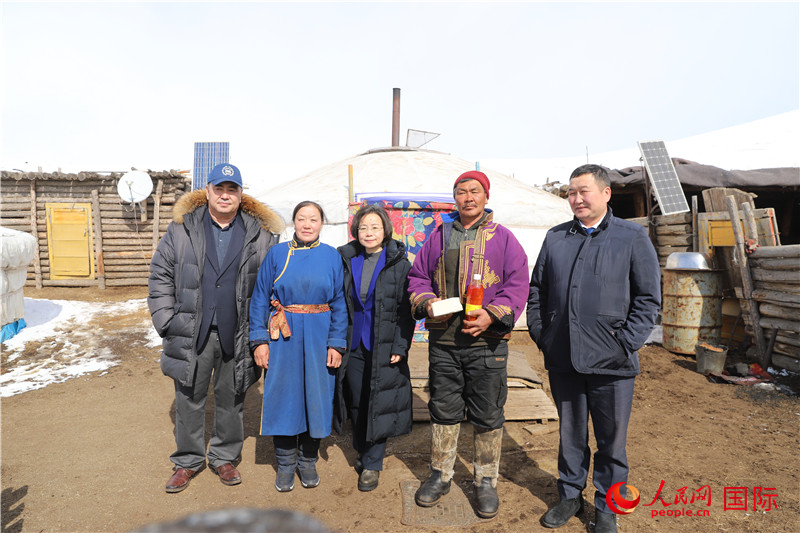 5.3月18日，沈大使與牧民及縣領導合影。人民網(wǎng)記者 霍文攝