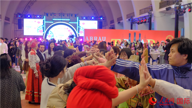 中俄觀眾在現(xiàn)場(chǎng)參與俄羅斯民俗互動(dòng)游戲。人民網(wǎng) 褚夢(mèng)琦攝