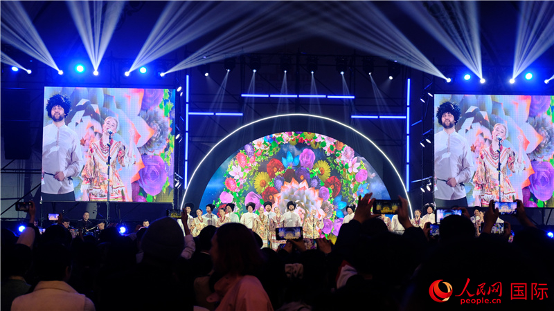 中俄觀眾欣賞俄羅斯傳統(tǒng)歌舞表演。人民網(wǎng) 褚夢(mèng)琦攝