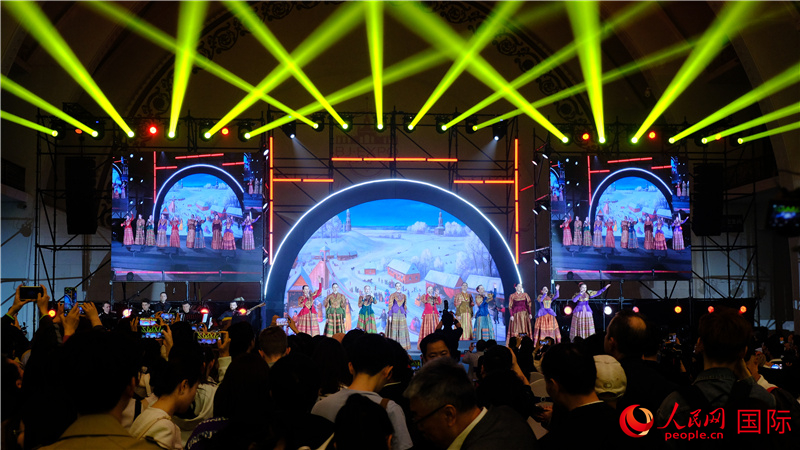 中俄觀眾欣賞俄羅斯傳統(tǒng)歌舞表演。人民網(wǎng) 褚夢(mèng)琦攝