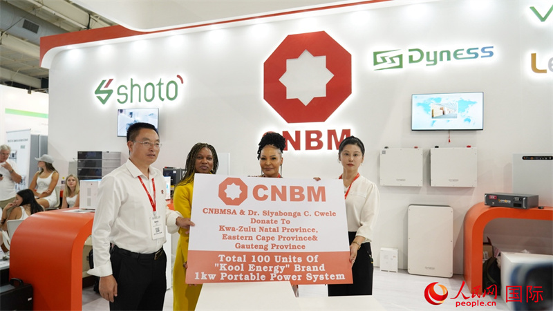 18日下午，中國(guó)建材國(guó)際南非公司向夸祖魯納塔爾省、東開(kāi)普省及豪登省三省的社區(qū)捐贈(zèng)100臺(tái)KOOL ENERGY移動(dòng)電源設(shè)備(UPS)。人民網(wǎng) 劉暢攝