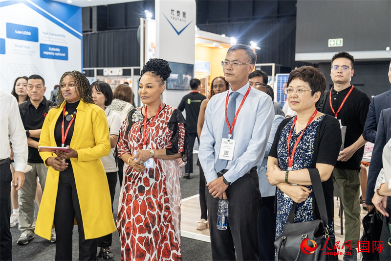 現(xiàn)場(chǎng)嘉賓參與捐贈(zèng)儀式。人民日?qǐng)?bào)非洲中心分社 希拉茲·莫林?jǐn)z