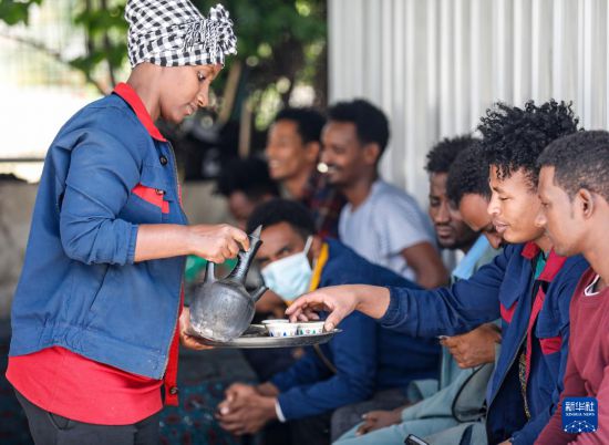 2024年2月16日，在埃塞俄比亞杜凱姆市的東方工業(yè)園，工人在工作間隙休息。 新華社記者 李亞輝 攝