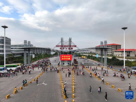 這是2023年11月3日在埃塞俄比亞杜凱姆市拍攝的東方工業(yè)園大門（無人機(jī)照片）。 新華社發(fā)（東方工業(yè)園供圖）