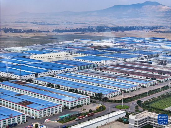這是2023年11月3日在埃塞俄比亞杜凱姆市拍攝的東方工業(yè)園（無人機(jī)照片）。 新華社發(fā)（東方工業(yè)園供圖）