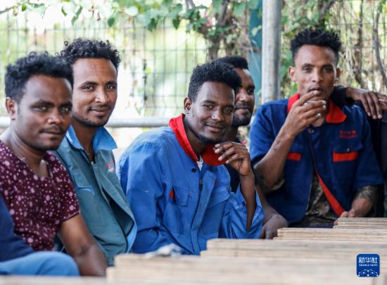 2024年2月16日，在埃塞俄比亞杜凱姆市的東方工業(yè)園，工人在工作間隙休息。 新華社記者 李亞輝 攝