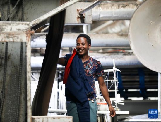 2024年2月16日，在埃塞俄比亞杜凱姆市的東方工業(yè)園，工人在東方紡織印染有限公司的車間內(nèi)工作。 新華社記者 李亞輝 攝