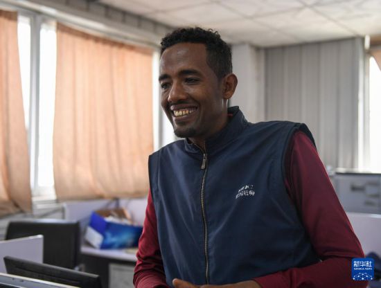 2024年2月16日，在埃塞俄比亞杜凱姆市的東方工業(yè)園，東方紡織印染有限公司經(jīng)理格圖·克貝貝接受新華社記者采訪。 新華社記者 李亞輝 攝