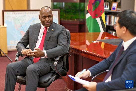 3月4日，多米尼克總理斯凱里特在首都羅索接受新華社記者專訪。新華社記者 趙凱 攝