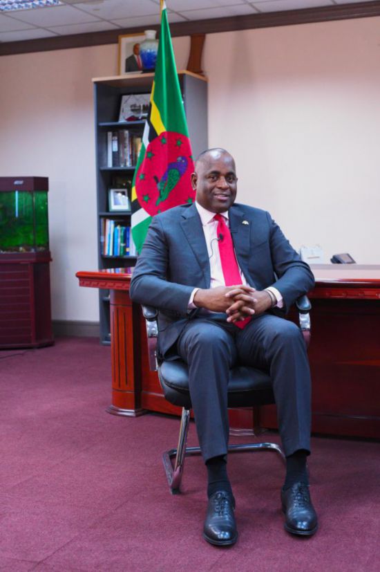 3月4日，多米尼克總理斯凱里特在首都羅索的總理辦公室接受新華社記者獨(dú)家專訪。新華社記者 趙凱 攝