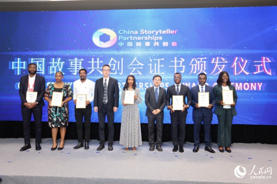 現(xiàn)場(chǎng)頒發(fā)證書。人民網(wǎng)記者 陳博攝