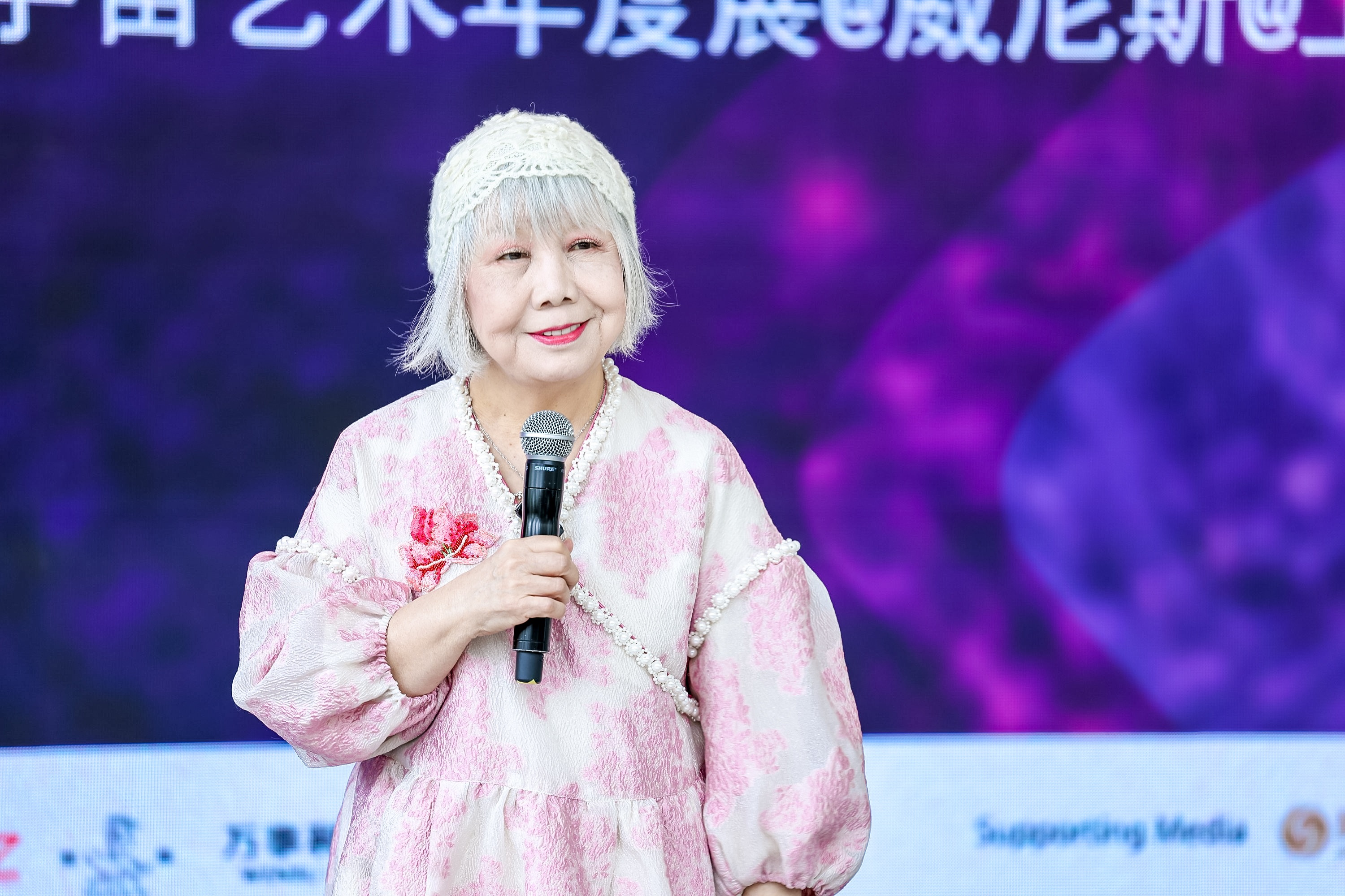 圖3：資深策展人、藝評(píng)家、臺(tái)北實(shí)踐大學(xué)教授陸蓉之致辭（圖片：鳳凰中心）