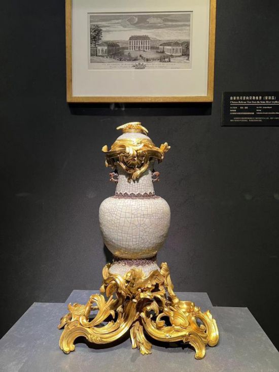 青釉香水瓶，瓷瓶頂部、口沿、底座均裝飾洛可可風(fēng)格銅鍍金飾件。新華社記者徐壯 攝