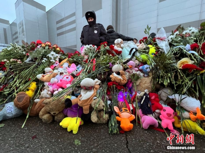 當(dāng)?shù)貢r(shí)間3月24日，俄羅斯全國(guó)哀悼日，悼念22日發(fā)生在莫斯科州克拉斯諾戈?duì)査箍耸小翱肆_庫(kù)斯城”音樂廳恐怖襲擊事件中的遇難者。此次恐襲已導(dǎo)致137人遇難，150多人受傷。圖為民眾在恐襲事件現(xiàn)場(chǎng)附近敬獻(xiàn)的鮮花和毛絨玩具。<a target='_blank' href='/'><p  align=