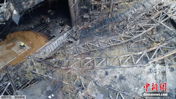 當地時間2024年3月26日下午，據俄羅斯緊急情況部公布的消息，莫斯科州“克羅庫斯城”音樂廳恐怖襲擊事件的搜救工作已經全部結束。據介紹，工作人員已完成現場滅火救援以及廢墟清理的工作。圖為發(fā)生恐怖襲擊事件后音樂廳內部滿目瘡痍。（視頻截圖）