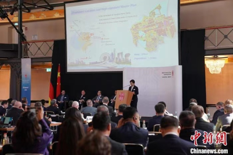 當(dāng)?shù)貢r(shí)間4月5日，由中國(guó)商務(wù)部主辦的“投資中國(guó)”德國(guó)專場(chǎng)推介活動(dòng)在斯圖加特市舉行。中新社記者 馬秀秀 攝